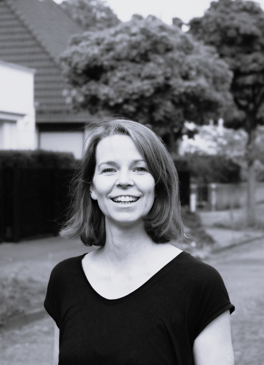 Theresa Greiner draußen schwarz-weiß